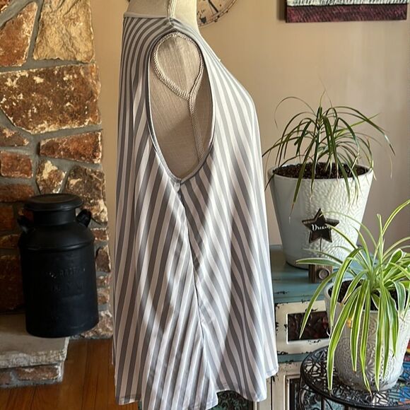 WOMENS VICTORIA Sleeveless Keyhole Top Size 3X Gray and White Stripes - Picture 4 of 8